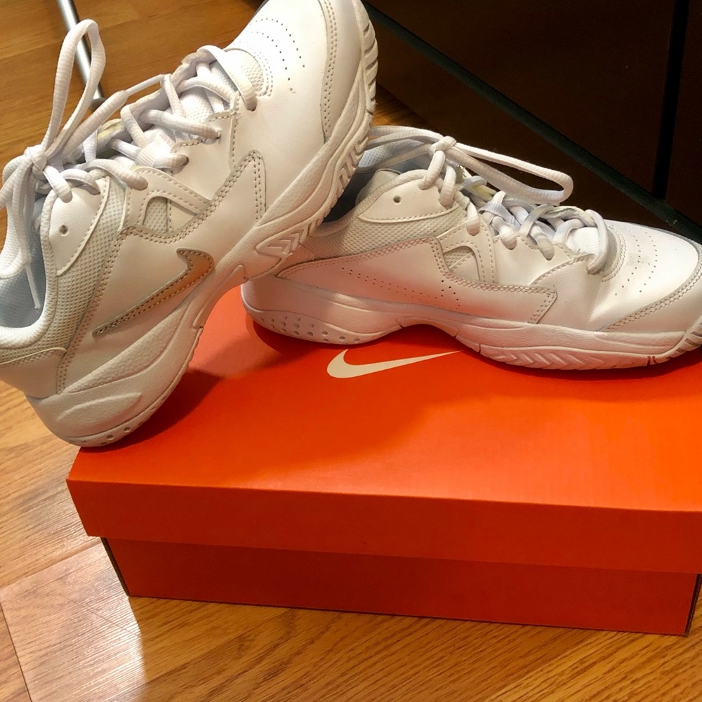Preowned Retro white Nike sneakers size  women 5😊